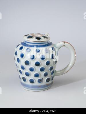 . Coperchio della tazza di birra in porcellana, verniciato in blu scuro e sullo smalto rosso e oro. Coperto con punti blu rialzati con una decorazione d'oro usurata su ogni punto. Per ottenere il centro un cerchio con arricciatura. La forma è in imitazione di gres tedesco. Forme europee. Foto Stock