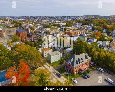 Vista aerea del centro storico di Worcester con fogliame autunnale nella città di Worcester, Massachusetts, Massachusetts, Stati Uniti. Foto Stock