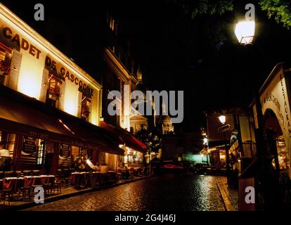 Montmartre scena di strada Parigi di notte vicino a Place du Tertre Foto Stock