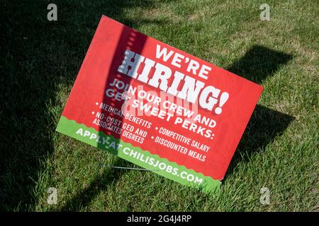 Roseville, Minnesota. Cartello di affitto al Chili's bar and grill con molti incentivi. Foto Stock