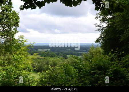 Vista in una giornata estiva nuvolosa attraverso il Weald of Kent dal sedile di Octavia Hill nel bosco del National Trust a IDE Hill Foto Stock