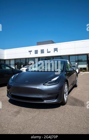Maplewood, Minnesota. Concessionaria di automobili Tesla. Tesla, Inc. È un'azienda americana che produce veicoli elettrici ed energia pulita. Foto Stock