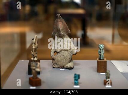 Il Cairo. 21 Giugno 2021. Foto scattata il 21 giugno 2021 mostra statuette di antichi Egiziani che suonano strumenti musicali in una mostra al Cairo, Egitto. Una collezione di 22 strumenti musicali antichi è in mostra al Museo Egizio di Tahrir del Cairo per celebrare la Giornata Mondiale della Musica, una celebrazione musicale annuale che si svolge il 21 giugno. Credit: Ahmed Gomaa/Xinhua/Alamy Live News Foto Stock