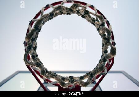 Vista di un canestro da basket dal basso Foto Stock