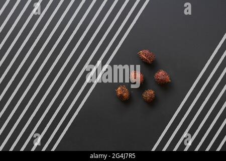 qualche goccia di frutta di rambutan sul tavolo colorato isolato, semplice stile minimalista, vista frome sopra, piatto posa Foto Stock