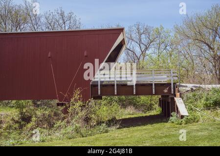 Winterset, Iowa - 4 maggio 2021: Il bellissimo Cedar Covered Bridge, parte dei ponti della contea di Madison Foto Stock