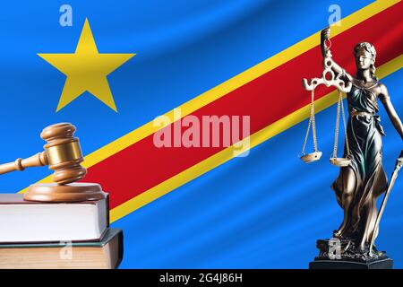 Legge e giustizia nella Repubblica Democratica del Congo Statua di themis e la navata del giudice sullo sfondo della bandiera Foto Stock