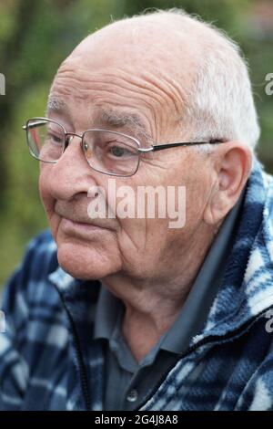 Uomo anziano con occhiali e ritratto dei capelli grigi Foto Stock