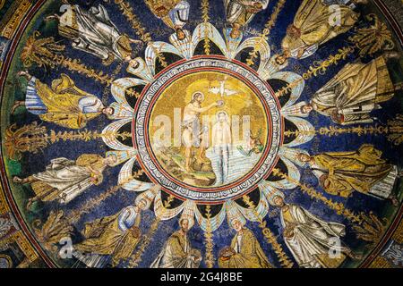 Mosaici raffiguranti Giovanni Battista che battezzava Gesù nel Battistero Neoniano di Ravenna Italia Foto Stock