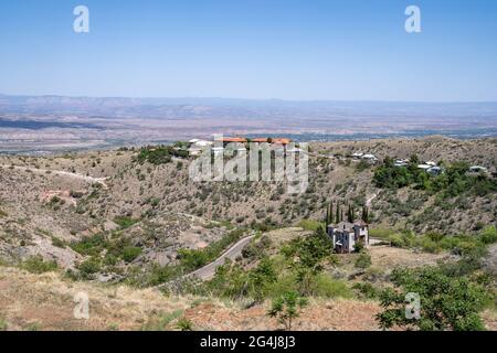 Vista del paesaggio dell'Arizona visto dalla città di Jerome, sotto il sole Foto Stock