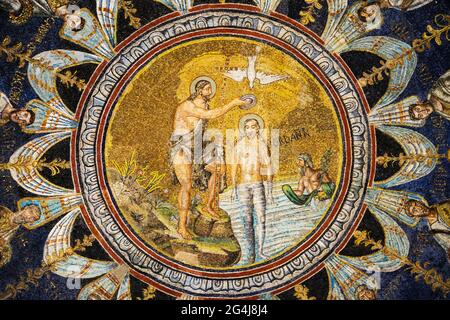 Mosaici raffiguranti Giovanni Battista che battezzava Gesù nel Battistero Neoniano di Ravenna Italia Foto Stock