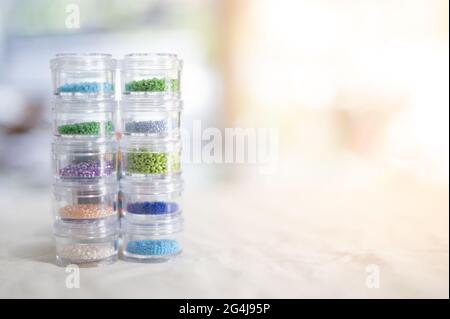 Multicolore di perle nella torre della scatola di plastica, separare il colore, per la realizzazione di accessori e gioielli, Foto Stock