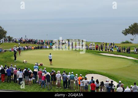 San Diego, Stati Uniti. 21 Giugno 2021. Dustin Johnson of the USA, si è piazzato per un lungo putt sul quinto green nell'ultimo round del 121esimo US Open Championship al campo da golf Torrey Pines di San Diego, California, domenica 20 giugno 2021. Foto di Richard Ellis/UPI Credit: UPI/Alamy Live News Foto Stock