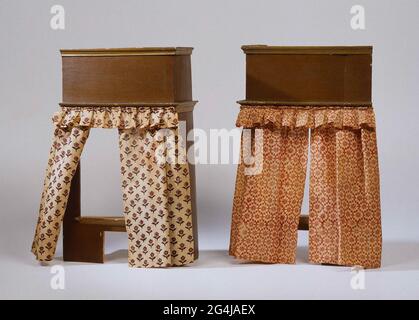 . Tenda per una rete in cotone stampato con motivo di fiore scaglionato su fusto, rosso nero su sfondo bianco. La tenda è appesa con cinghie ottenute da anelli di rame, ad una bacchetta di rame con occhio su un lato. Durante le aste girate verso l'asta attraverso gli anelli, le pieghe nelle tende. Foto Stock