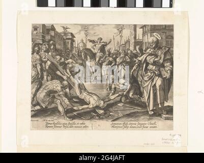 . Pietro è crocifisso capovolto; sulla destra accanto alla scena della sua morte di tortura, si mostra di nuovo, con le chiavi in mano. Sotto lo spettacolo due volte due righe di latino. Questa stampa fa parte di una serie di 13 stampe di Cristo (non numerate) e degli apostoli (numerate), più specificamente dalla tortura che hanno subito. Foto Stock