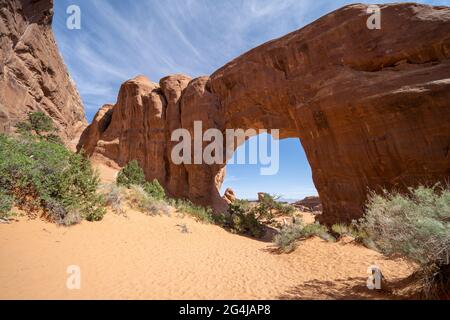 Tunnel Arch, un arco naturale lungo il sentiero Devils Garden nel Parco Nazionale delle Arches Foto Stock