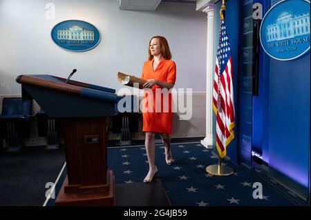 Washington, Stati Uniti. 21 Giugno 2021. Il segretario alla stampa della Casa Bianca Jennifer Psaki arriva per un briefing alla Sala Stampa della Casa Bianca. Credit: SOPA Images Limited/Alamy Live News Foto Stock