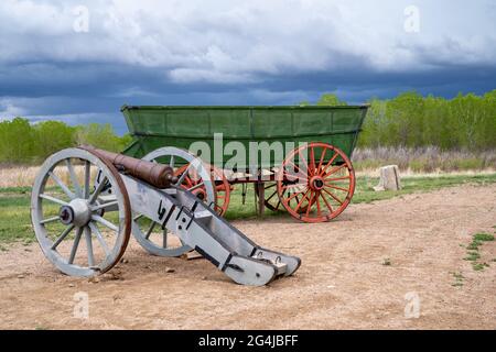 Old Wagon e cart fuori del Bents Old Fort National Historic Site in Colorado Foto Stock