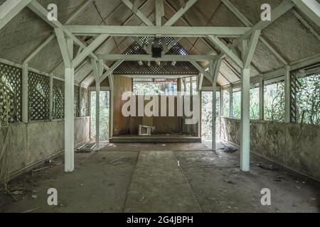 WAILUA, HAWAII, STATI UNITI - 03 giu 2021: L'edificio abbandonato della cappella al Coco Palms Resort a Kauai attende decisioni sullo sviluppo futuro. Foto Stock