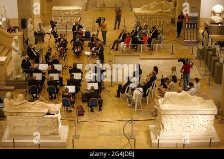 Beirut, Libano. 21 Giugno 2021. I musicisti suonano all'interno del Beirut National Museum di Beirut, Libano, il 21 giugno 2021. Una celebrazione musicale si è tenuta qui lunedì per celebrare la Giornata Mondiale della Musica. Credit: Bilal Jawich/Xinhua/Alamy Live News Foto Stock