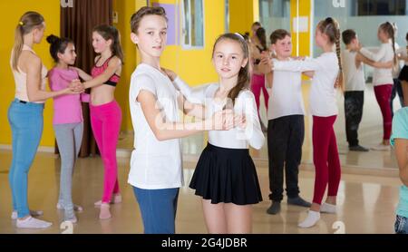 Gli adolescenti ballano il valzer in coppia in studio Foto Stock