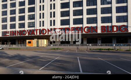 Innovation and Design Building, 21-25 Drydock Ave; Boston Design Center, 1 Design Place, Boston, MA. Un edificio commerciale e industriale a uso misto in Foto Stock