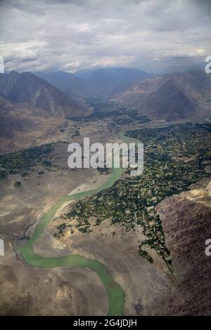 Ripresa verticale del fiume Indus e della catena del Karakorum nelle aree settentrionali di Gilgit Baltistan, Pakistan Foto Stock