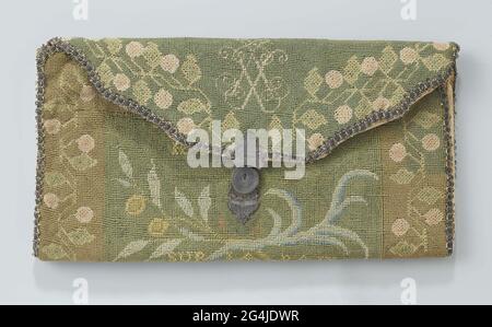 . Borsa o portafoglio di carta spessa ricoperta di ricamo a piccoli punti, in cui il monogramma degli Amiraglio Isaac Sweers, con serratura in argento incisa. Modello: Busta con trasbordo che chiude la parte anteriore centrale attraverso un lucchetto in argento inciso. Due compartimenti con divisorio. Foderato di seta rosa. La chiave del blocco è mancante. Decorazione: Ricoperta di griglie sulle quali è ricamato un fondo verde in piccoli punti, circondato da un bordo di avvolgimento di 'mele d'arancio'. La doppia sigla si trova sulla valvola. Sotto la valvola "i ie Vous Perd / ie suis Perdu". Sulla piega 'sur la paix'. Un'arma incoronata sulla b Foto Stock