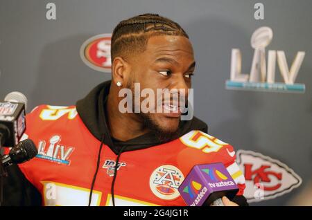 Aventura, Stati Uniti. 28 Gennaio 2020. Kansas City Chiefs Defensive End Frank Clark è intervistato dai media mentre i Chiefs si preparano a suonare il San Francisco 49ers in Super Bowl LIV, il 28 gennaio 2020 Aventura, Fla. (Photo by Charles Trainor Jr./Miami Herald/TNS/Sipa USA) Credit: Sipa USA/Alamy Live News Foto Stock