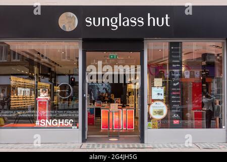 Londra, Regno Unito. 22 Giugno 2021. Il logo della capanna di sunglass è visto in uno dei loro negozi su Oxford Street a Londra. (Foto di Belinda Jiao/SOPA Images/Sipa USA) Credit: Sipa USA/Alamy Live News Foto Stock