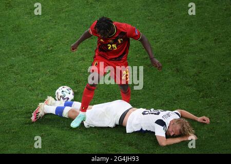 San Pietroburgo, Russia. 21 Giugno 2021. Jeremy Doku (25) del Belgio e Joel Pohjanpalo (20) della Finlandia si sono visti in azione durante il campionato europeo EURO 2020 tra Belgio e Finlandia alla Gazprom Arena.(Punteggio finale; Finlandia 0:2 Belgio). (Foto di Konstantinov/SOPA Images/Sipa USA) Credit: Sipa USA/Alamy Live News Foto Stock