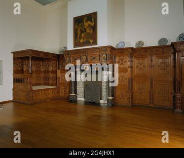 . Questo vortico proviene da una casa a Dordrecht. E' costruito secondo le regole dell'architettura classica, con colonne sormontate da un fregio e da una cornice. La marchesia in modelli di boschi contrastanti anima il muro. Il continuo vessare creò unità e distinzioni a un interno, oltre ad isolarlo dal freddo e dall'umidità. Foto Stock