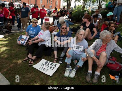 Atlanta, Georgia, Stati Uniti. 21 Giugno 2021. Una carovana per i diritti di voto a autobus multipli Freedom Ride 2021 tiene un rally al di fuori della Chiesa Battista di Ebenezer ad Atlanta quando lo slancio cresce per combattere GeorgiaÃs le nuove leggi sul voto che i leader dei diritti civili affermano di sopprimere i diritti di voto per gli elettori neri e a basso reddito.nella foto: I partecipanti al rally ascoltano i relatori. Credit: Robin Rayne/ZUMA Wire/Alamy Live News Foto Stock