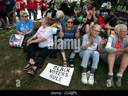 Atlanta, Georgia, Stati Uniti. 21 Giugno 2021. Una carovana per i diritti di voto a autobus multipli Freedom Ride 2021 tiene un rally al di fuori della Chiesa Battista di Ebenezer ad Atlanta quando lo slancio cresce per combattere GeorgiaÃs le nuove leggi sul voto che i leader dei diritti civili affermano di sopprimere i diritti di voto per gli elettori neri e a basso reddito.nella foto: I partecipanti al rally ascoltano i relatori. Credit: Robin Rayne/ZUMA Wire/Alamy Live News Foto Stock