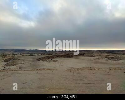 tramonto nuvoloso nel deserto della lut. sera nel deserto Foto Stock