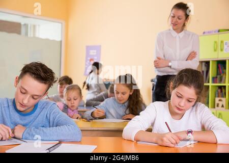 Insegnante e scolari durante la lezione Foto Stock