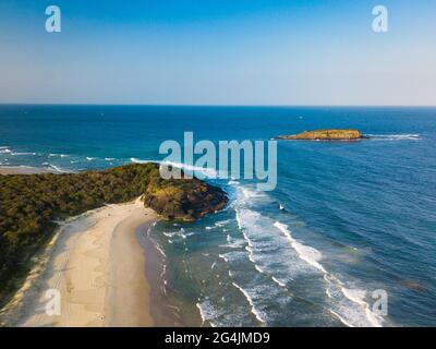 Faro di Fingal Head e colonne vulcaniche esagonali di roccia al largo della Tweed Heads Coast, NSW Australia Foto Stock