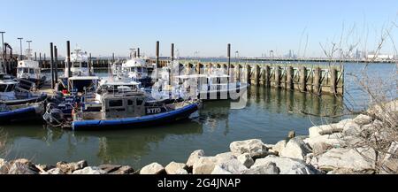 Le barche a motore della NYPD Harbour Unit ormeggiate alla base del Brooklyn Army Terminal, NY, USA Foto Stock