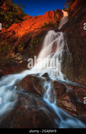 Panama paesaggio presso la bella cascata Chorro el Caño (Las Cascadas de Ola) in primo mattino luce del sole, provincia di Cocle, Repubblica di Panama. Foto Stock