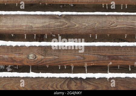 Neve e ghiaccio su recinzione di legno. Come sfondo testurizzato Foto Stock
