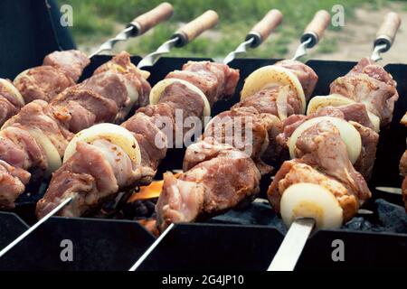 Shashlik marinato che si prepara su una griglia barbecue su carbone. Messa a fuoco selettiva. Lo Shashlyk (spiedato di carne) era originariamente fatto di agnello. Arrosto di manzo Keba Foto Stock