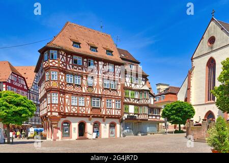 Mosbach, Germania - Giugno 2021: Centro storico con case a graticcio chiamate 'Palmsche Haus' al mercato in giornata di sole Foto Stock