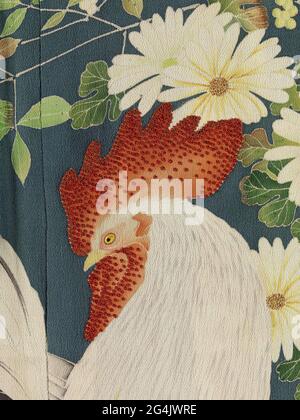 . Kimono (iro-tomesode) da donna di colore semi-formale, con una decorazione all'interno e all'esterno delle parti anteriori di galline e galli con crisantemi e Nandina domestica (bambù celeste). Raffinata seta crespata blu (Kinsha) con decorazioni yuzen dipinte e dettagli ricamati. Rivestimento in seta rossa. Cinque armi familiari (Mon) di Klazuring (Katabami). Foto Stock