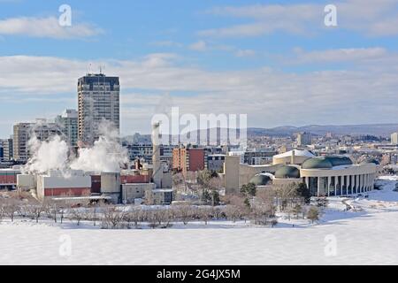 Museo di storia nazionale e dintorni lungo il fiume Frozen Ottwa coperto di neve in una soleggiata e fredda giornata invernale a Gatineau, Canada Foto Stock