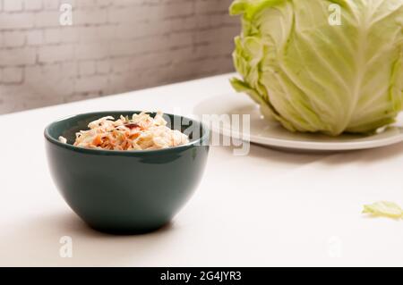 Colpo di closeup di coleslaw fatto in casa da cavolo fresco fattoria locale Foto Stock