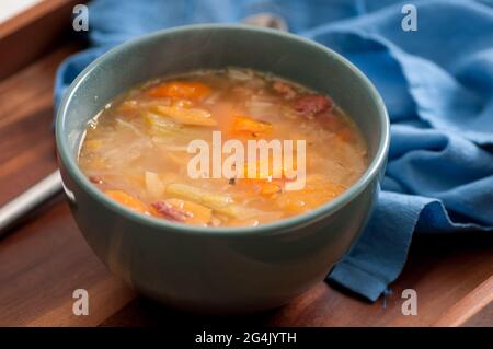 Primo piano della cena di Jigg, maiale bollito marittimo e zuppa di verdure Foto Stock