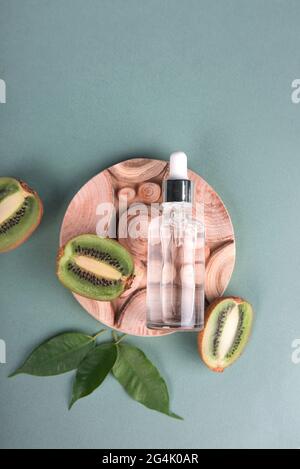 Bottiglia cosmetica naturale biologica mock up con foglie e fruit.blank bottiglia per marcare a caldo Foto Stock