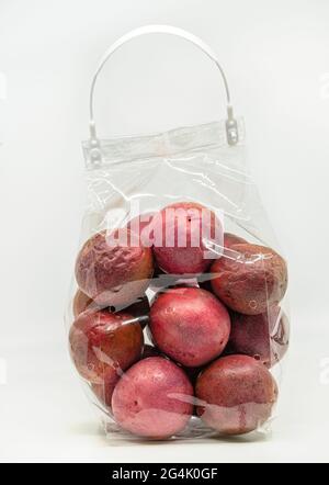 Frutta fresca di Passione in un sacchetto di plastica trasparente con manico su sfondo bianco, vista frontale, spazio vuoto su sacchetto di plastica di frutti di passione per etichetta desi Foto Stock