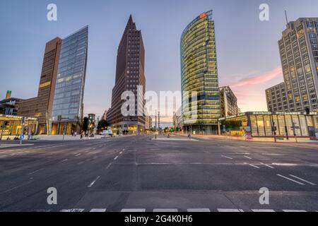 BERLINO, GERMANIA - 09 giugno 2021: Potsdamer Platz è il simbolo della Berlino moderna e riunificata Foto Stock