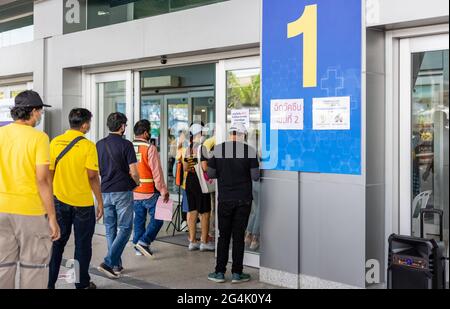 BANGKOK, THAILANDIA - 21 Giu 2021: Alla Grand Station di Bang sue Bangkok Thailandia : operatori sanitari al lavoro durante il primo giorno della campagna di vaccinazione Foto Stock